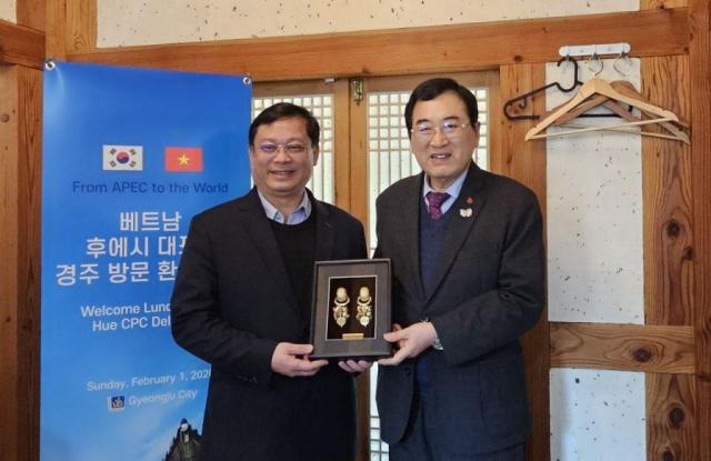 Thị trưởng Gyeongju Joo Nak-young phải trao đổi quà lưu niệm và chụp ảnh cùng Phó Chủ tịch Thường trực Ủy ban Nhân dân thành phố Huế Nguyễn Thanh Bình ẢnhThành phố Gyeongju