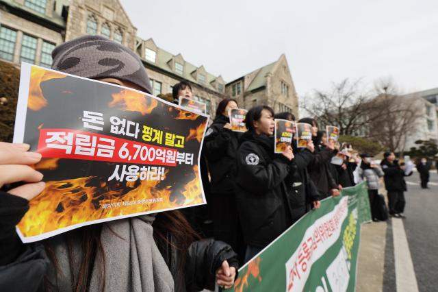 이화여대 학생들이 지난달 26일 서울 서대문구 이화여대 본관 앞에서 등록금 인상 반대 기자회견을 하고 있다 2026126 사진연합뉴스
   
