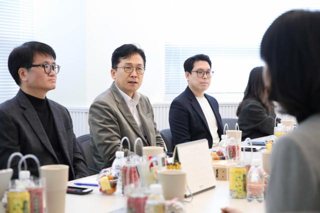 이병권 중소벤처기업부 제2차관가운데이 청주 육거리소문난만두에서 열린 전통시장 K-푸드 해외시장 진출 성과공유 간담회에 참여하고 있다 사진중소벤처기업부