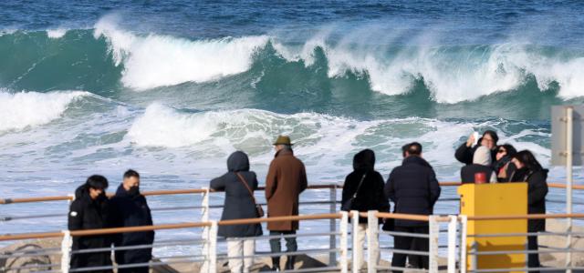 Prolonged cold weather continues as visitors watch the sea at Gangmun Beach in Gangneung Gangwon Province on Jan 25 2026 Yonhap