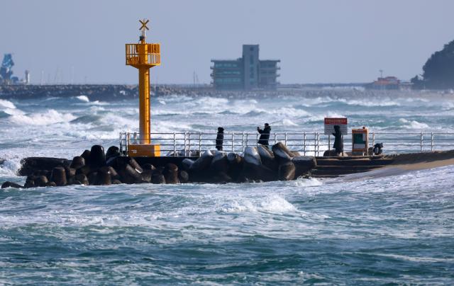rolonged cold weather continues as visitors watch the sea at Gangmun Beach in Gangneung Gangwon Province on Jan 25 2026 Yonhap