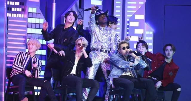 방탄소년단이 26일현지시간 미국 로스앤젤레스 스테이플스 센터에서 열린 제62회 그래미 시상식에서 래퍼 릴 나스 X와 함께 ‘올드 타운 로드’를 부르고 있다 AP연합뉴스