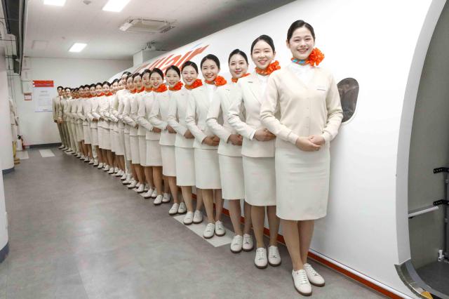 チェジュ航空、客室乗務員スニーカー勤務化導入…長時間機内の勤務負担を緩和∙ケガ予防