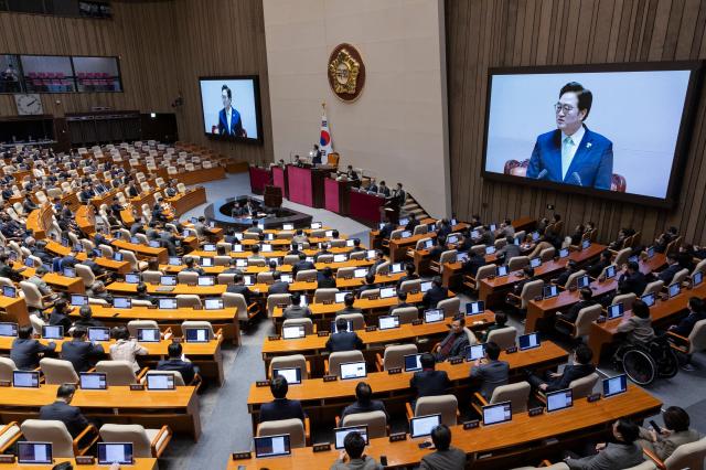 우원식 국회의장이 2일 국회에서 열린 2월 임시회 개회식에서 개회사를 하고 있다 사진연합뉴스