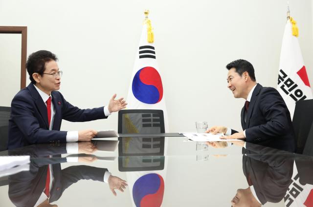 이철우 경북도지사는 2일 국회를 방문해 장동혁 국민의힘 당대표와 만나 대구경북 행정통합 특별법의 조속한 제정과 국회 통과를 적극 건의했다 사진경상북도