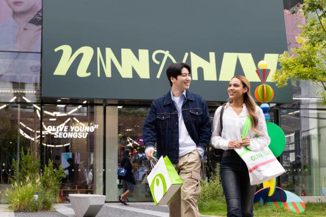 외국인 관광객이 올리브영N 성수 매장에서 쇼핑을 마치고 나오는 모습 사진CJ올리브영