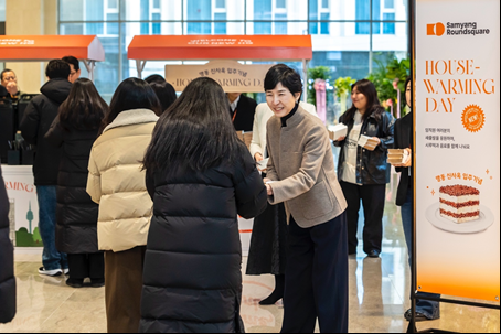 명동 신사옥에서 열린 ‘하우스-워밍 데이’ 행사에서 임직원들에게 간식을 전달하고 있는 김정수 삼양라운드스퀘어 부회장 사진삼양라운드스퀘어