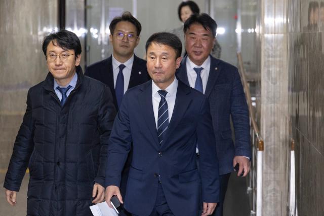 한병도 더불어민주당 원내대표앞줄 오른쪽 천준호 원내운영수석부대표앞줄 왼쪽가 2일 국회에서 비공개로 열린 의원총회에 입장하고 있다 사진연합뉴스