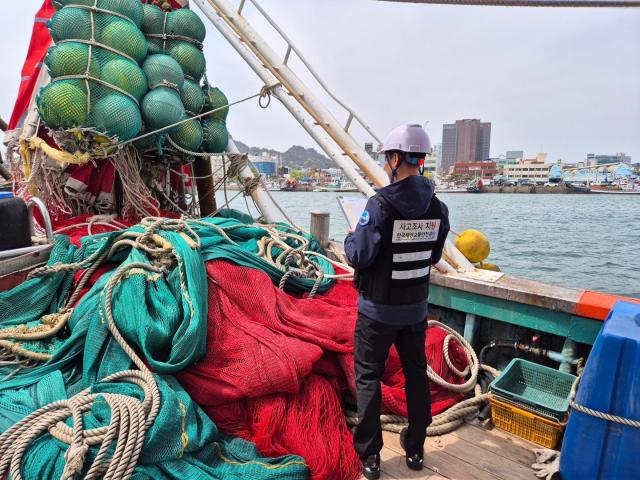 KOMSA 사고조사센터 직원의 어선원 중대재해 예방 대책 수립을 위한 사고 현장 조사 실시 모습 사진KOMSA