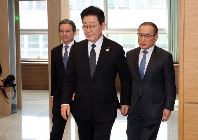 이재명 대통령이 29일 청와대에서 김용범 정책실장 위성락 국가안보실장과 함께 수석보좌관회의에 입장하고 있다사진연합뉴스