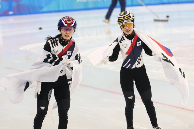 최민정왼쪽과 김길리가 나서는 쇼트트랙 여자 1500ｍ는 2026 밀라노·코르티나담페초 동계 올림픽 한국 선수단의 가장 유력한 금메달 후보 종목이다 사진연합뉴스