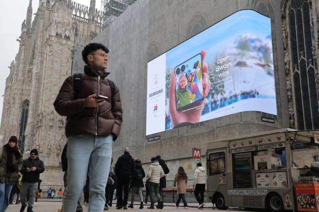 冬奥会倒计时 三星电子户外广告亮相米兰