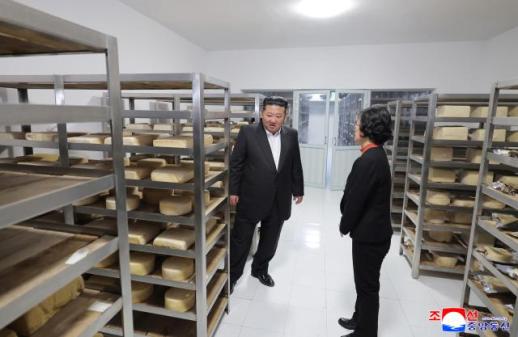 김정은, 농촌 현대화 강조…우유·버터·치즈 공급 목표