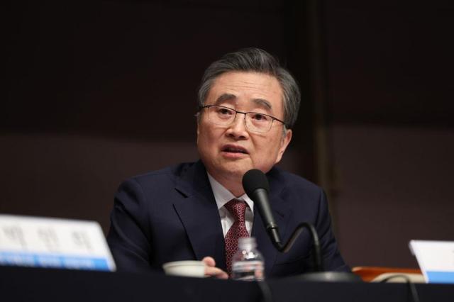 FM to visit Washington for talks after Trumps tariff threat