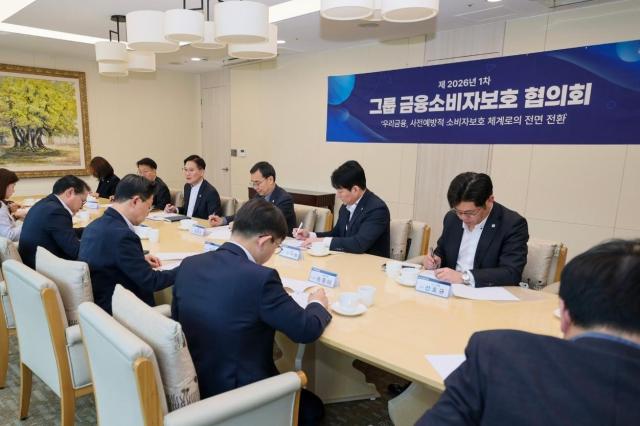 고원명 우리금융지주 금융소비자보호 총괄책임자CCO 상무윗줄 왼쪽 세 번째가 모두발언을 하고 있는 모습 사진우리금융
