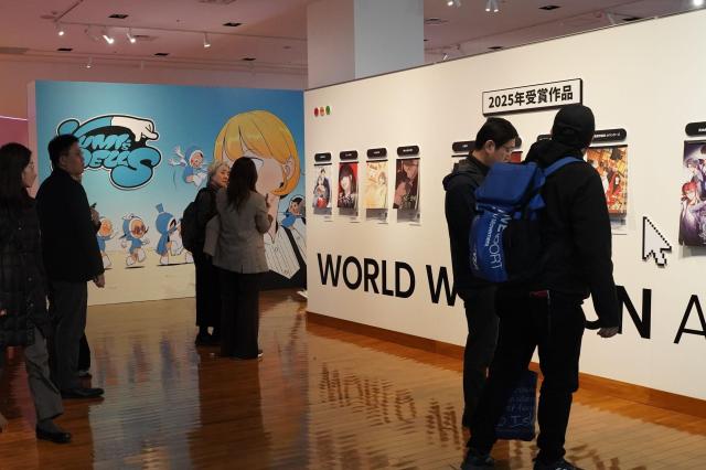 콘진원은 주일한국문화원과 함께 지난 1월 30일부터 일본 도쿄 주일한국문화원 ‘갤러리 MI’에서 ‘세로로 읽는 이야기 2026 K-웹툰 전시縦に読む物語  K-WEBTOON展’를 개막했다사진콘진원