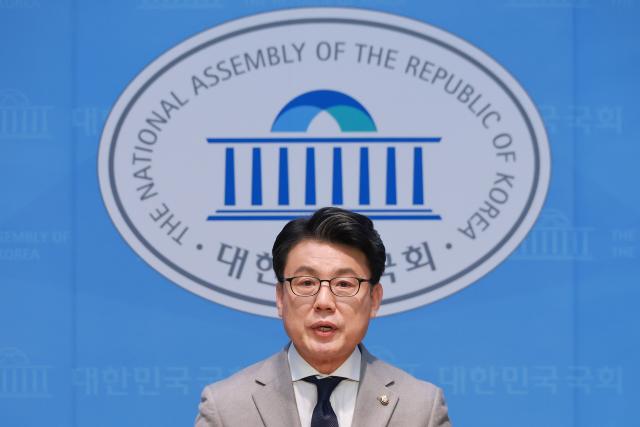 더불어민주당 원내대표 보궐선거에 출마한 진성준 의원이 5일 국회 소통관에서 정책·공약을 발표하고 있다