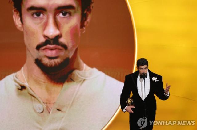 [1일(현지시간) 그래미 시상식 무대에 올라 수상 소감 밝히는 배드 버니 / 출처 = 연합뉴스]