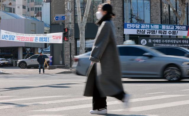 3일부터 전국동시지방선거일인 6월 3일까지 선거에 영향을 미치기 위한 목적으로 정당명이나 후보자 성명 등이 적힌 현수막 게시가 금지된다 다만 정당이 정책을 홍보하거나 정치적 현안에 대한 입장을 밝히는 현수막은 5월 20일까지 게시가 가능하다 선거운동이 시작되는 5월 21일부터는 후보자의 선거 현수막을 게시할 수 있다 사진연합뉴스