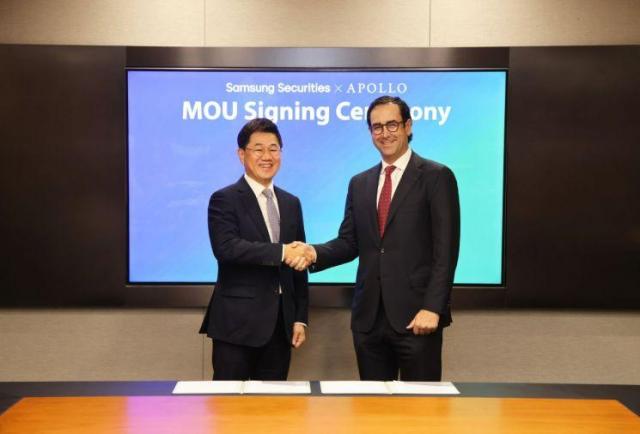  2일 서울 서초구 삼성증권 본사에서 삼성증권 박종문 사장사진 왼쪽과 아폴로 존 지토 아폴로 공동대표가 전략적 업무협약을 체결한 후 기념사진을 찍고 있다 사진삼성증권
