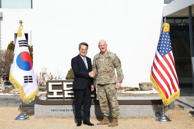 2일 오전 수원특례시 도담소에서 진행된 오찬 간담회에서 김동연 경기도지사가 조셉 힐버트Joseph E Hilbert 미8군 사령관과 기념촬영을 하고 있다 사진경기도