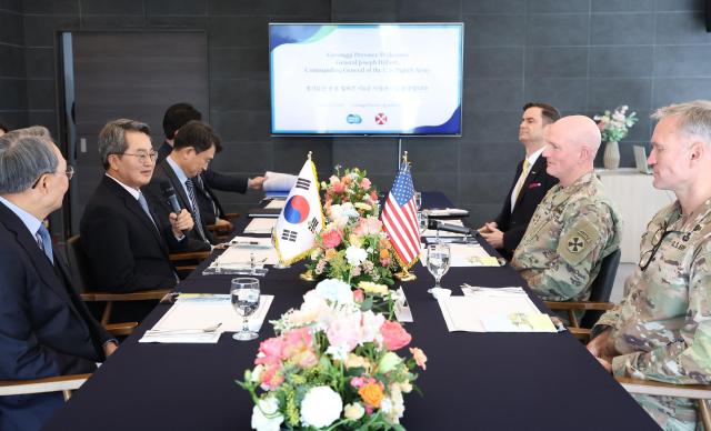 2일 오전 수원특례시 도담소에서 김동연 경기도지사가 조셉 힐버트Joseph E Hilbert 미8군 사령관 및 관계자들과 간담회를 진행하고 있다 사진경기도