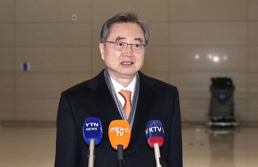 FM heads to Washington for talks after Trumps tariff threat