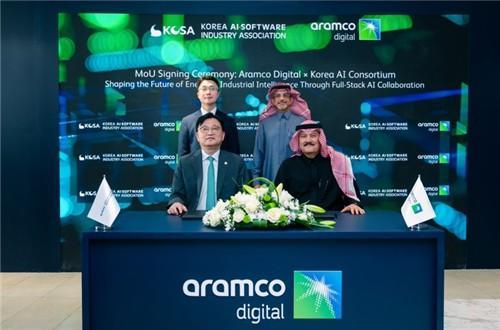 1일 사우디 아람코 디지털 본사에서 AI 풀스택 협력 MOU 체결식이 진행됐다 조준희 한국인공지능소프트웨어산업협회 회장과 모하메드 마크둠 디지털 서비스부문 사장이 MOU에 서명했다 사진과학기술정보통신부