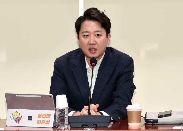 국민의힘 소장파 초·재선 의원 모임인 대안과 미래 소속 의원들이 3일 국회 의원회관에서 이준석 개혁신당 대표를 초청해 위기의 한국 보수에 대한 진단과 해법 토론회를 열고 있다 사진연합뉴스