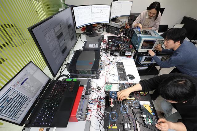 KT、1秒当たり30万つの量子暗号キー生成装置を開発