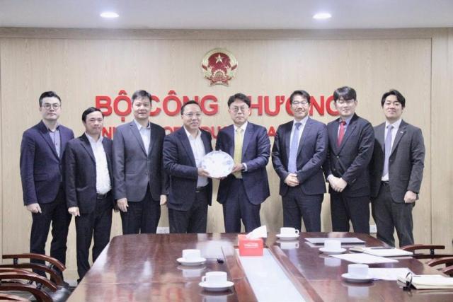 윤요한 두산에너빌리티 마케팅부문 부사장오른쪽에서 네 번째과 응우옌 호앙 롱 베트남 산업통상부 차관왼쪽에서 네 번째이 지난 2일 하노이 청사에서 만나 협력 방안을 논의하는 모습 사진베트남 산업통상부