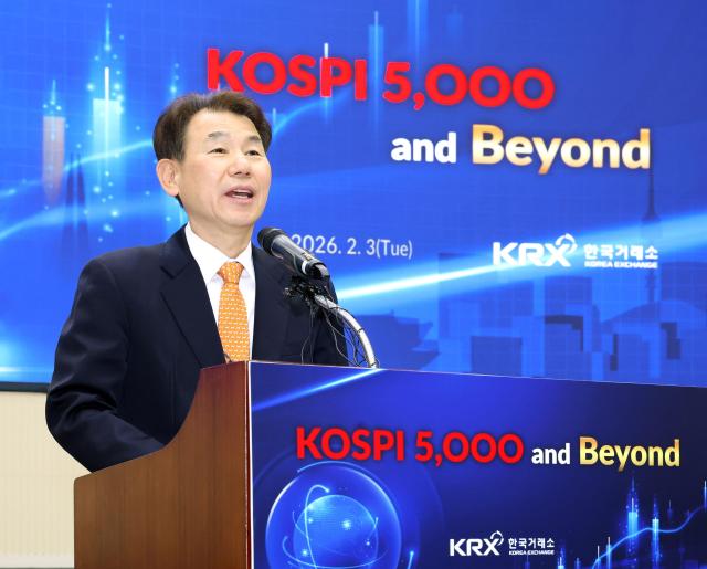 3일 서울 여의도 한국거래소 홍보관에서 열린 KOSPI 5000 and Beyond 세미나에서 정은보 한국거래소 이사장이 개회사를 하고 있다 사진한국거래소