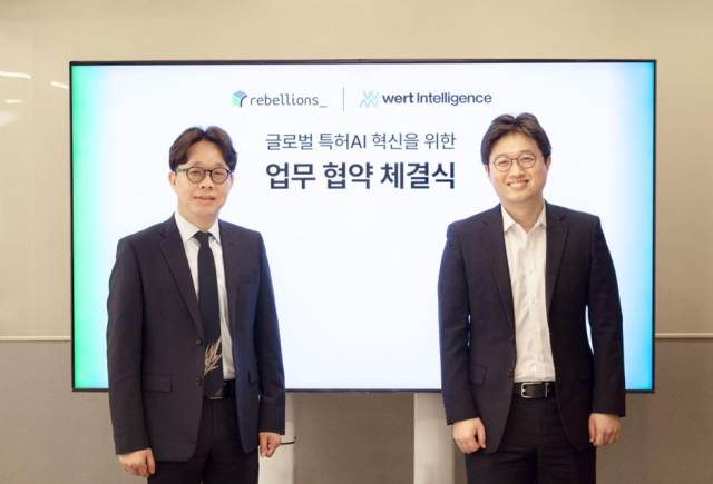 윤정호 워트인텔리전스 대표오른쪽와 리벨리온 김광정 사업총괄왼쪽이 기념사진을 촬영하고 있다사진리벨리온