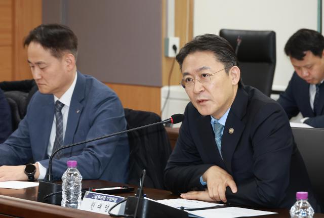 권대영 금융위원회 부위원장이 1월 16일 서울 종로구 정부서울청사에서 개최한 지배구조 선진화 TF 첫 회의에서 금융감독원·금융권·연구원·학계·법조계등과 금융권 지배구조의 공정성·투명성을 제고하기 위한 제도개선 방안 등에 대해 논의했다 사진금융위원회
