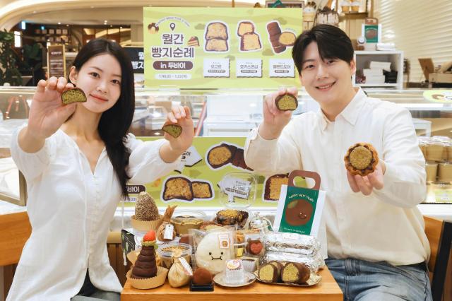 모델들이 신세계백화점 강남점 스위트파크 월간 빵지순례 팝업에서 두바이 쫀득 쿠키두쫀쿠 등 디저트를 들고 있다 사진신세계백화점