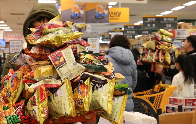 과자 무한 담기
    서울연합뉴스 이진욱 기자  1일 서울 영등포구 이마트 영등포점에서 시민들이 과자를 들고 계산대 앞에서 대기하고 있다 이마트는 지난달 29일부터 2만5000원을 내고 지정된 박스에 과자를 무제한 담을 수 있는 행사를 열고 있다 202621
    cityboyynacokr2026-02-01 151144
저작권자 ⓒ ㈜연합뉴스 무단 전재 재배포 금지 AI 학습 및 활용 금지저작권자 ⓒ ㈜연합뉴스 무단 전재 재배포 금지 AI 학습 및 활용 금지