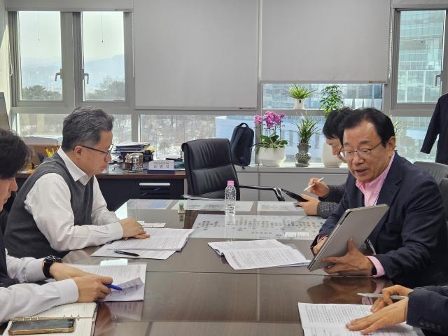 이현재 하남시장이 2일 국토교통부를 방문해 김영국 주택공급추진본부장과 면담하며 교산신도시의 조속한 정부 약속 이행과 위례신사선 하남 연장 등 주요 현안 해결을 건의하고 있다 사진하남시