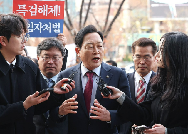 김선교 국민의힘 의원이 김건희 여사 일가의 양평 공흥지구 개발 특혜 의혹과 관련해 작년 11월 26일 서울 광화문 KT빌딩에 마련된 민중기 특별검사팀에 피의자 신분으로 출석하며 취재진의 질문에 답하고 있다 사진연합뉴스