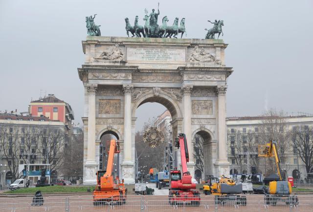 An Olympic cauldron is being installed at the Arch of Peace Arco della Pace in Milan Italy as preparations continue four days ahead of the opening of the 2026 Milan–Cortina Winter Olympics on Feb 2 2026 Yonhap
