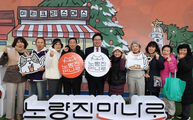 박일하 동작구청장이 지난해 11월 노량진 만나로 상인 간담회에 참석해 사진 촬영을 하고 있다 사진동작구