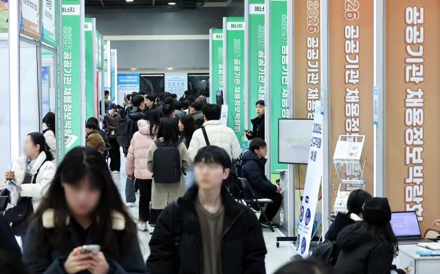 1월 27일 서울 서초구 aT센터에서 열린 2026 공공기관 채용정보박람회에서 구직자들이 기관별 부스를 둘러보고 있다 사진연합뉴스