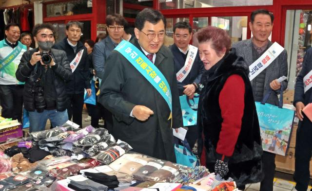 지난해 설 명절을 앞두고 주낙영 경주시장이 전통시장을 찾아 시민·상인들과 소통하며 민생 현장을 점검하고 있다 사진경주시