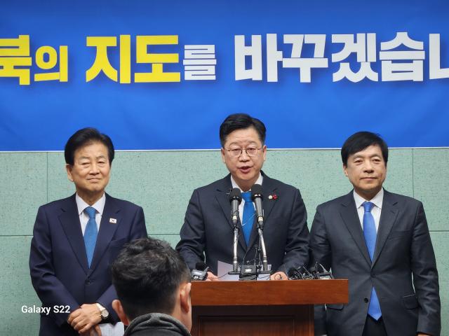 안호영 국회의원가운데이 2일 완주 ·전주 통합 추진의사를 공식 표명하고 있다사진김한호 기자