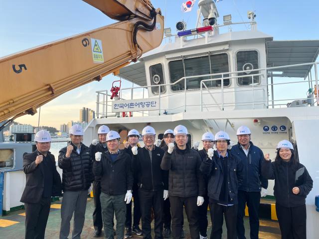 홍종욱 한국어촌어항공단 이사장이 어항관리선 현장을 점검하고있다 사진한국어촌어항공단