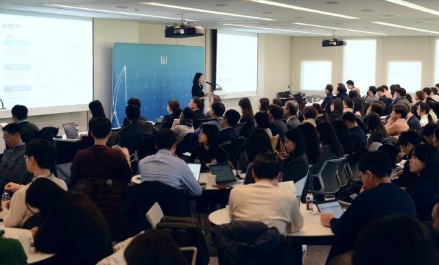 태평양 강정희 변호사가 2일 열린 태평양 AI 세미나에서 발표하고 있다 사진법무법인 태평양