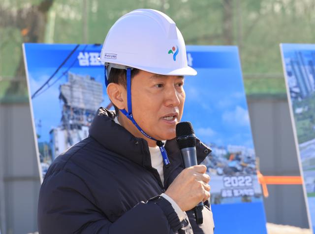 오세훈 서울시장이 3일 서울 성수동 삼표레미콘 부지를 찾아 토양오염 정화 작업 추진현황 등을 점검하고 발언하고 있다 202623 사진연합뉴스