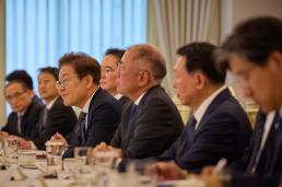 李, 케데헌 골든글로브 2관왕 축하…우리 문화 더 큰 사랑 받기를