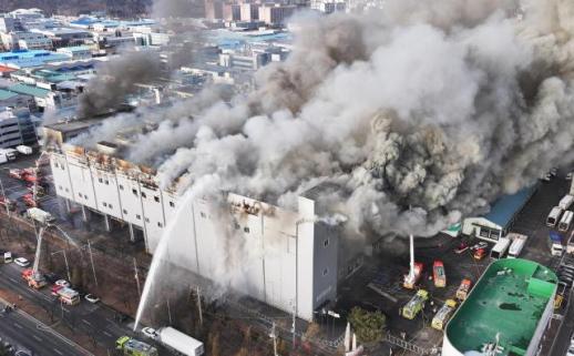 SPC삼립 공장 화재 4시간 만에 큰 불길 잡혀…근로자 3명 연기 흡입