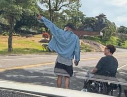 숨죽여 펑펑 울었다…강원래 업고 故 서희원 묘지 찾아간 구준엽