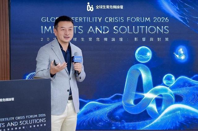 인구경제학자 제임스 량James Liang 박사가 홍콩에서 열린 ‘2026 글로벌 출산율 위기 포럼’에서 발표를 진행하고 있다 사진제노베이션 재단